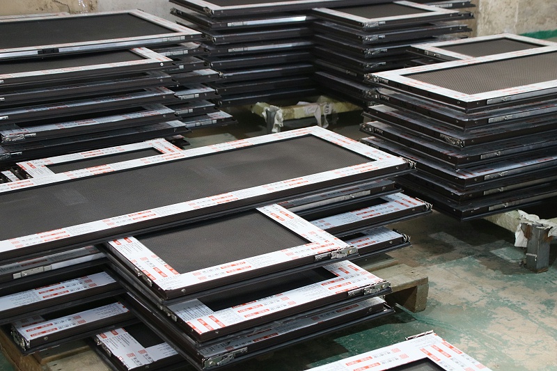 高樓層到底裝平開窗好還是裝推拉窗好？樓上樓高端門窗的解說讓人恍然大悟！